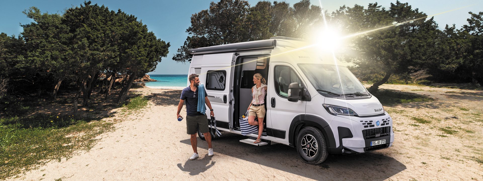 Knaus bobil par strand 1920x720