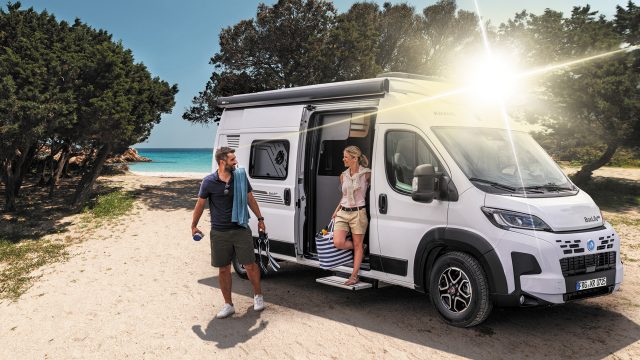 Knaus bobil par strand 1920x720